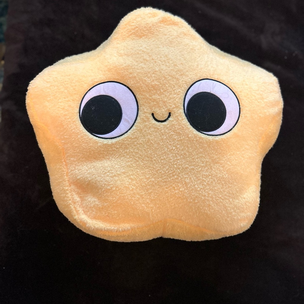 Plush star cushion